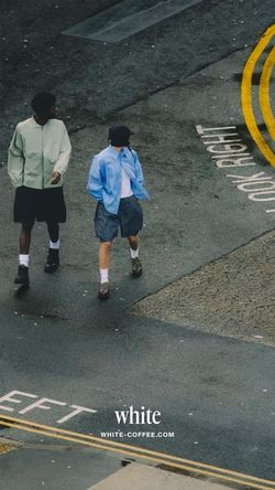 Marquages au sol avec les mots LEFT et RIGHT près de deux personnes marchant sur la route humide.