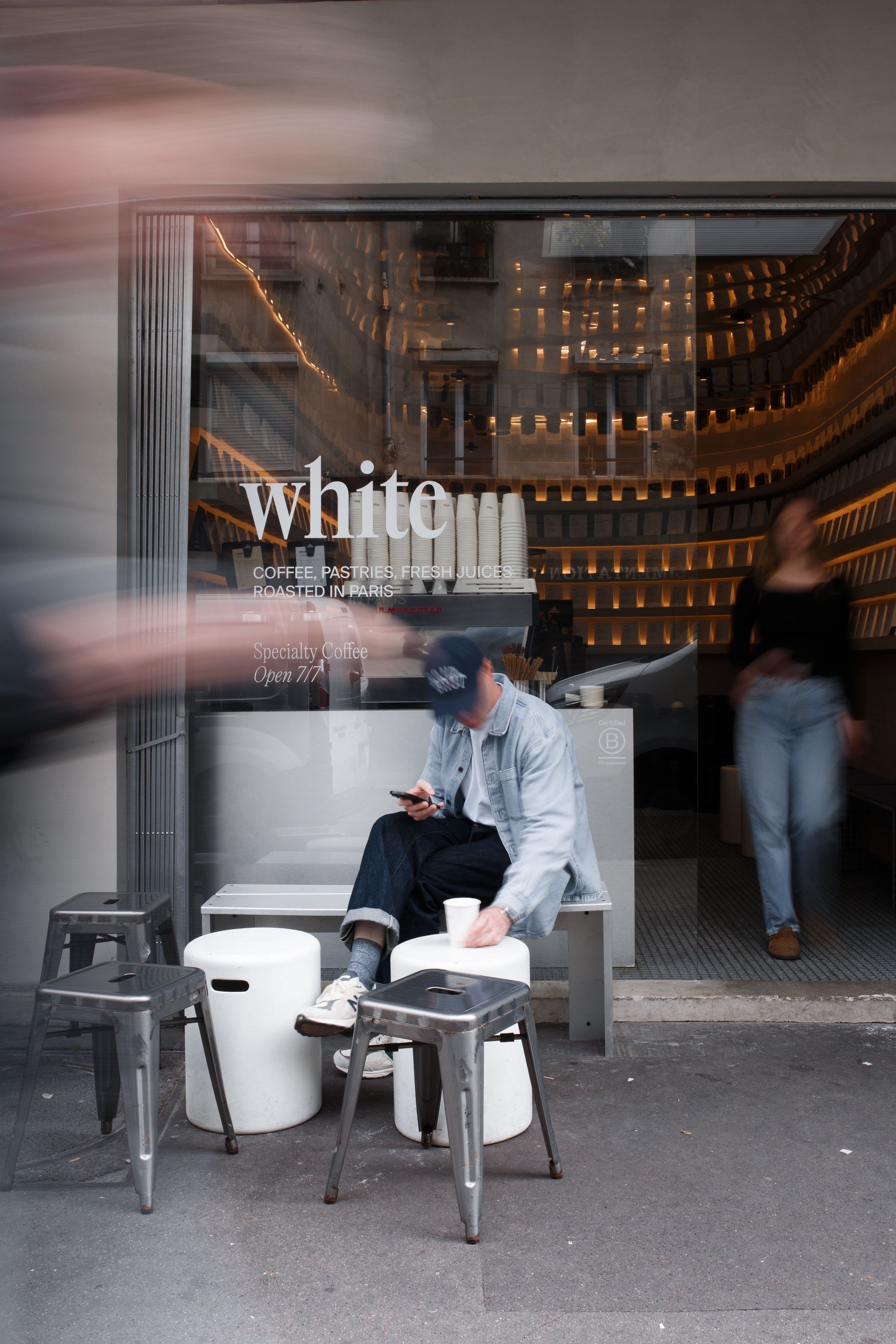 Café WHITE Coffee à Paris 10, offrant du café et des pâtisseries, ambiance contemporaine.