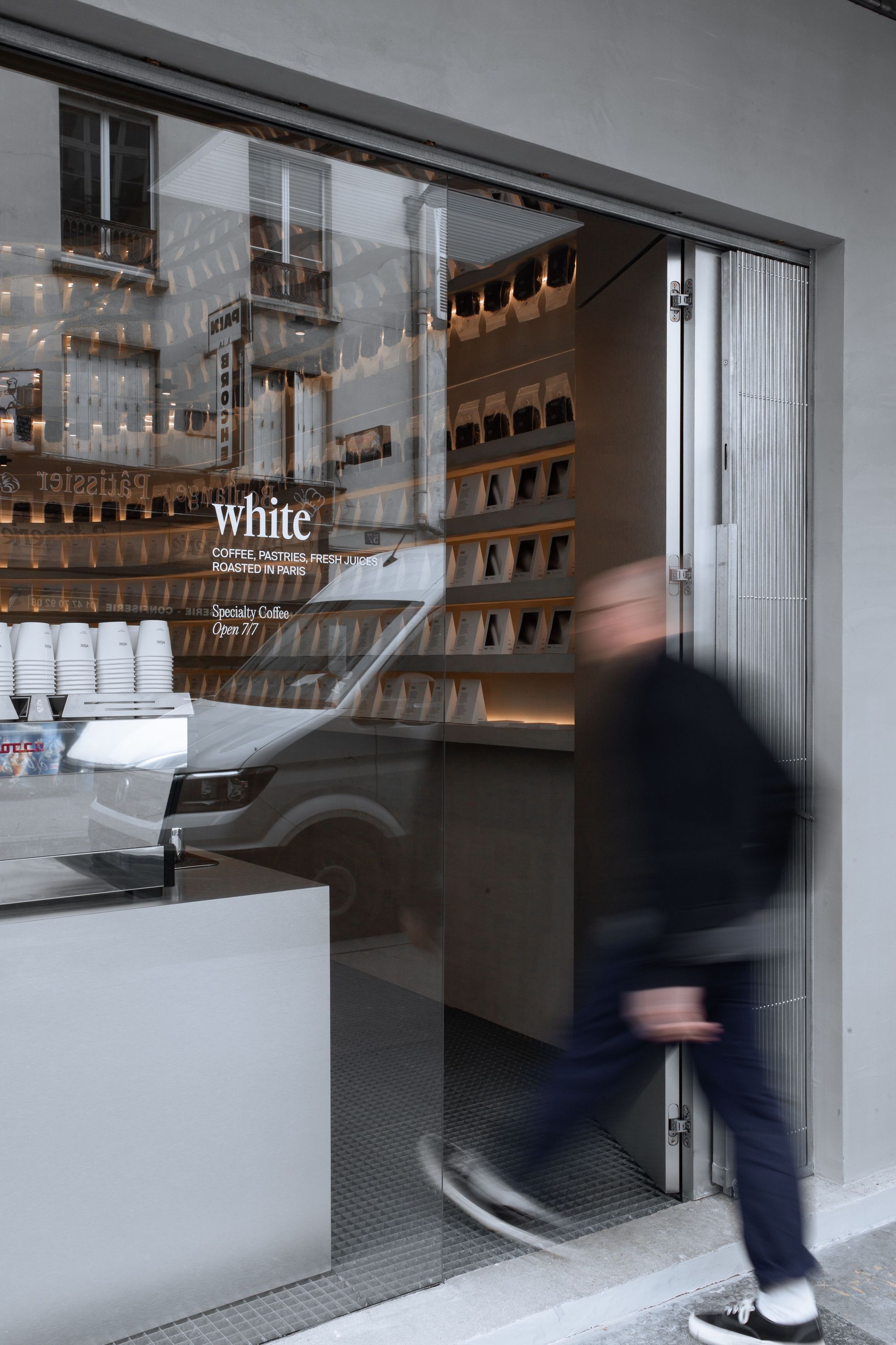 Entrée du café WHITE Coffee à Paris, offrant des spécialités de café.