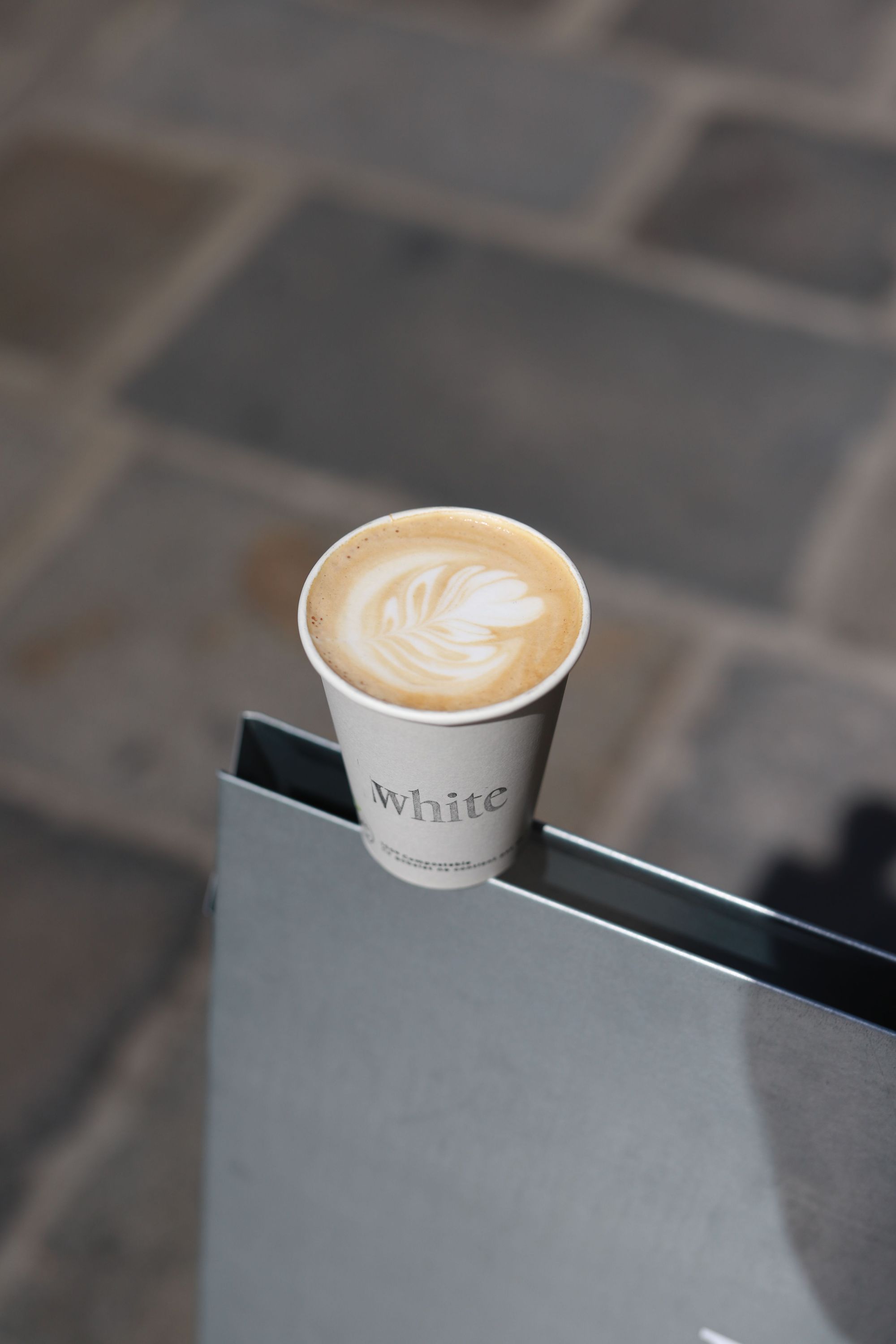 Tasse de café avec un motif de latte art, présentée à White Coffee, meilleur coffee shop à Paris.